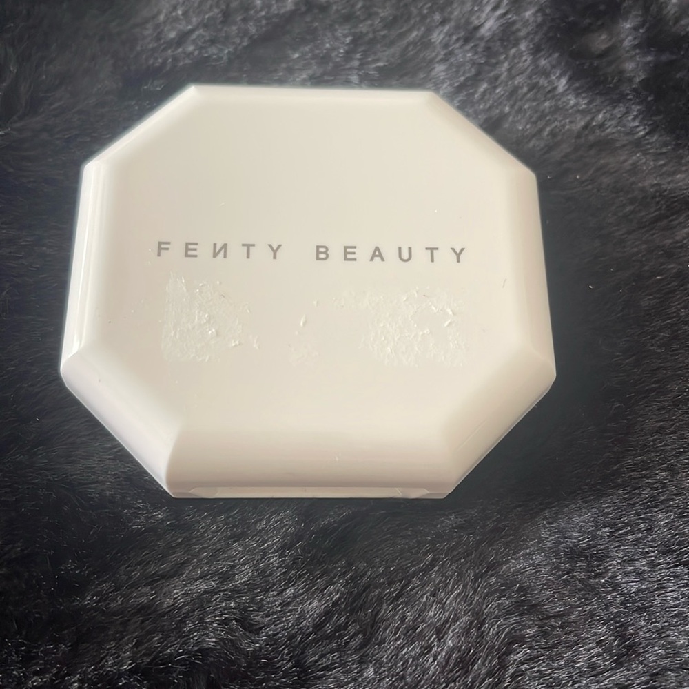 Fenty 110 Pro Filt’r Soft Matte Longwear Powder Foundation - Picture 5 of 5